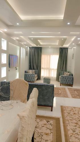 شقه كامله بفيلا فاخره بجوار ممشى اهل زايد 3غرف وشرفه