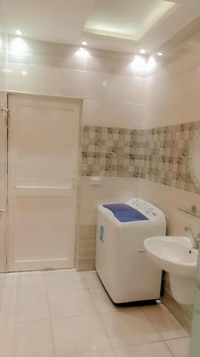 Un baño de شقه كامله بفيلا فاخره بجوار ممشى اهل زايد 3غرف وشرفه