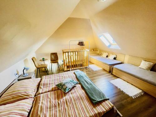 Ένα ή περισσότερα κρεβάτια σε δωμάτιο στο Bükk-Völgye Apartman