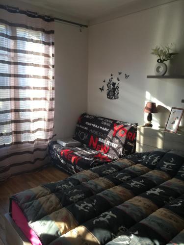 una sala de estar con una cama y un sofá en Tour Eiffel, Paris Expo - Parc des Princes Apartement, en París