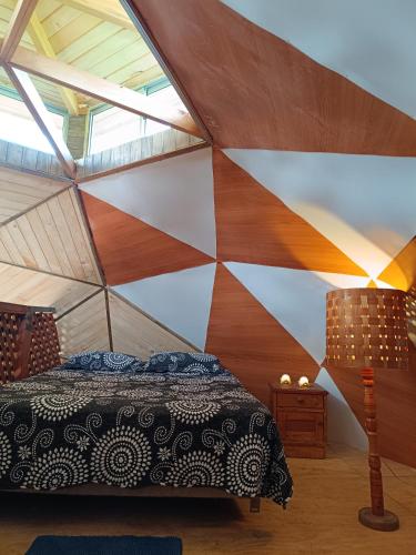 a bedroom with a large wooden wall with a bed at DOMO Ecológico in Curacautín