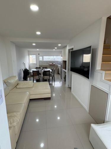 ein Wohnzimmer mit Couch und ein Esszimmer in der Unterkunft Dúplex barrio Aeropuerto in Río Grande