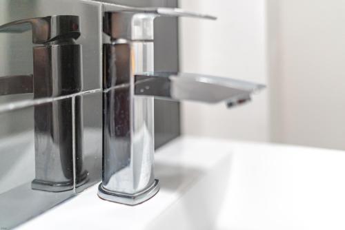 einen Wasserhahn im Bad schließen in der Unterkunft Hafan-Glan-Mor in Barmouth