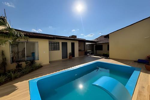 a swimming pool in the backyard of a house at Casa com piscina para família em Bonito - Mato Grosso do Sul in Bonito