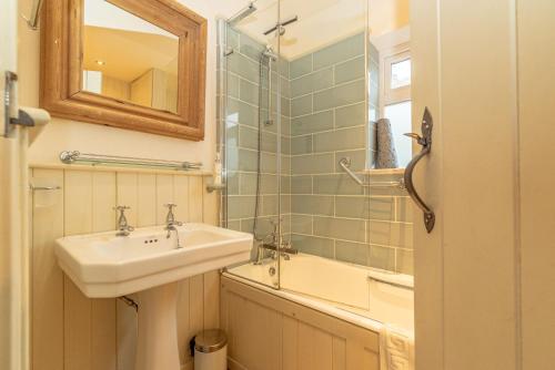 a bathroom with a sink and a mirror at 2-Bryn-Tirion in Rhiw