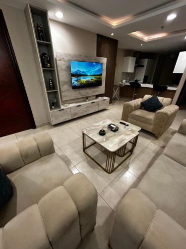 Μια τηλεόραση ή/και κέντρο ψυχαγωγίας στο Premium Gold Crest Luxury Apartment DHA Lahore by LMY