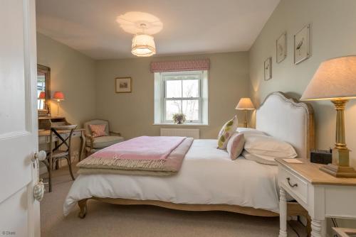 Bont NewyddにあるCefn-Y-Maesのベッドと机と窓のある寝室