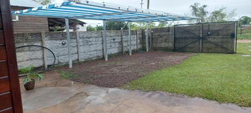 a garden with a gate and a fence at JuanSe Cabañas in Ituzaingó