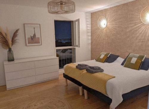 a bedroom with a large bed and a window at Villa d'Exception avec piscine & spa à Mérignac - Aeroport - Tram direct centre - Aéroparc Business Center Mérignac - Airbus Thales Safran - Hôpital Charles Perrens - Hôpital Pellegrin - ZI Espace Mérignac Phare in Mérignac