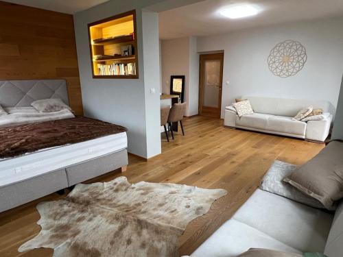 Ένα ή περισσότερα κρεβάτια σε δωμάτιο στο Bright apartment with balcony and view of Medvědín