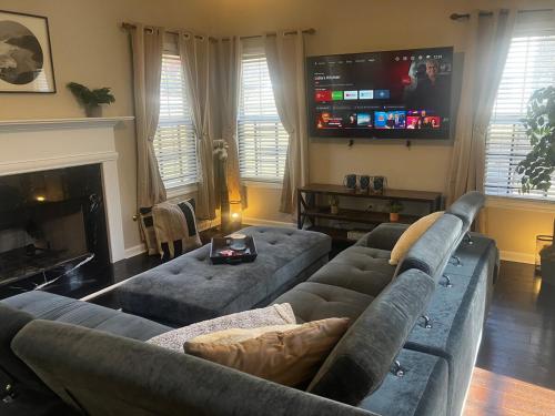 un soggiorno con un divano e una TV di Crestwicke Casa 75 a Jonesboro