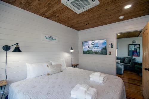 een slaapkamer met een bed met twee kussens erop bij Marysol Main in Edisto Beach