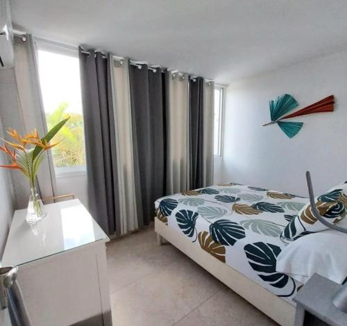 莱特鲁瓦西莱Dolce Vita的一间卧室，里面有一张床、一张桌子和一扇窗户