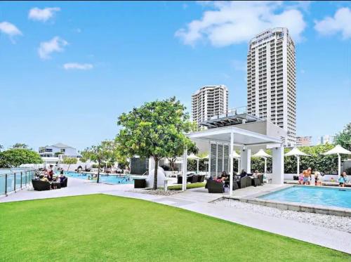 une représentation de la piscine des appartements au bord de la rivière dans l'établissement 5-star, 3-bdrm apt on Surfers Paradise beach, à Gold Coast