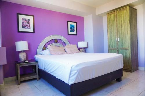 Un pat sau paturi într-o cameră la Departamento a pie de playa en Cerritos