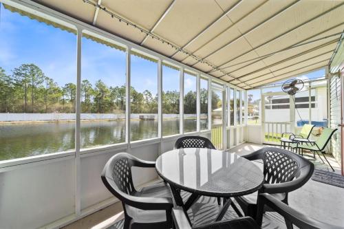 En balkon eller terrasse på Orange Beach Villas - Dockside by Youngs Suncoast