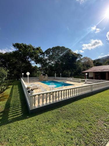 una piscina con una valla alrededor en Chácara para Alugar Recanto dos Picutis, 