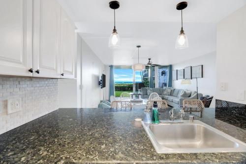 Η κουζίνα ή μικρή κουζίνα στο Hololani B102