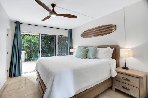 Ένα ή περισσότερα κρεβάτια σε δωμάτιο στο Hololani B102