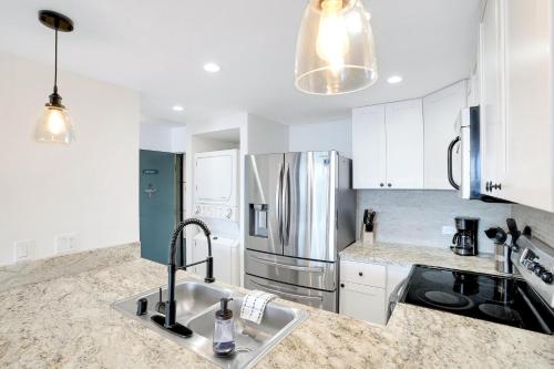 Η κουζίνα ή μικρή κουζίνα στο Hololani B302