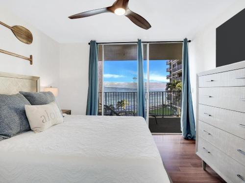 Ένα ή περισσότερα κρεβάτια σε δωμάτιο στο Hololani B302