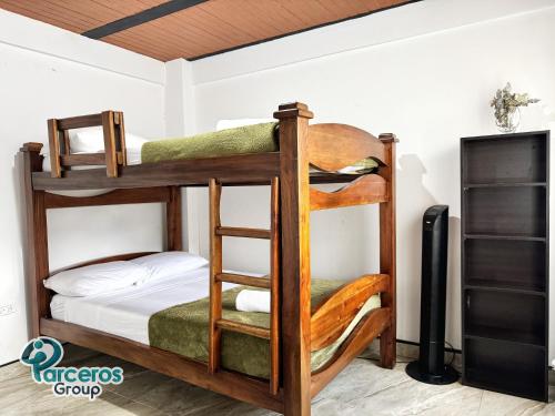 ein Schlafzimmer mit zwei Etagenbetten in einem Zimmer in der Unterkunft Apartamentos Zona Circunvalar Por Parceros Group in Pereira