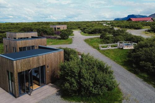 una vista dall'alto di una casa con una strada di Hotel Hafnarfjall a Borgarnes