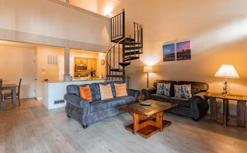 ein Wohnzimmer mit zwei Sofas und einem Tisch in der Unterkunft Lakeland Sandy Beach Retreat - Private Escape in South Lake Tahoe