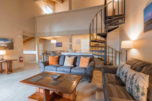 ein Wohnzimmer mit Sofa und Tisch in der Unterkunft Lakeland Sandy Beach Retreat - Private Escape in South Lake Tahoe