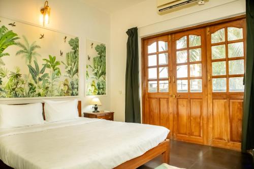 Ένα ή περισσότερα κρεβάτια σε δωμάτιο στο Tropical 1BHK Apartment by Déjà Vu Stays