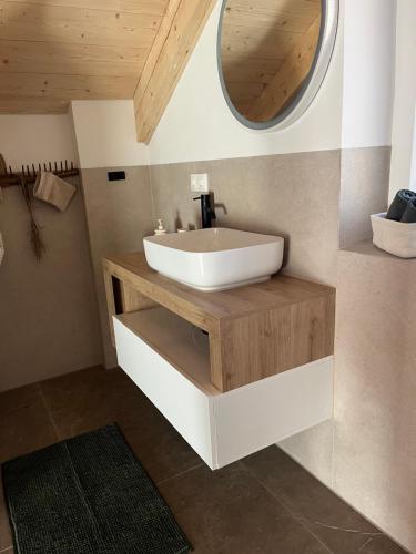 une salle de bains avec un lavabo blanc et un miroir dans l'établissement amKampl-Ferienwohnung, à Radling