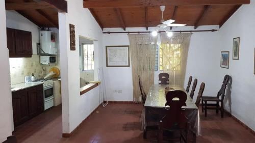 Una cocina con una mesa y un comedor. en Casaquinta con Piscina a Cuadras de la Playa, en Paso de la Patria