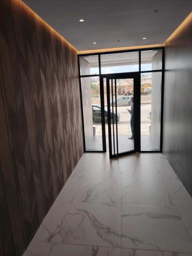 タンジェにあるRiad Salam Tangierのガラスのドアのあるオフィスの廊下と外に立っている人