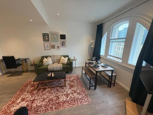 Posezení v ubytování Central & Chic Flat-Sleeps 4-By FabAccommodation