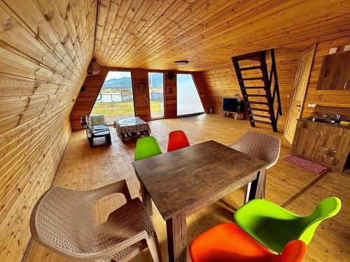 une chambre avec une table et des chaises dans une cabine dans l'établissement Cottage in Natakhtari, à Natakhtari