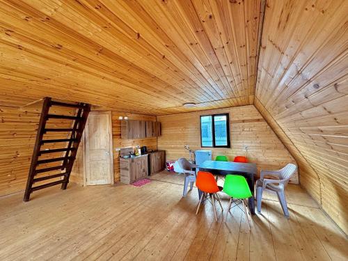 une chambre avec une table et des chaises dans une cabine dans l'établissement Cottage in Natakhtari, à Natakhtari