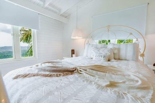 Giường trong phòng chung tại Chalet Lulu | Yoga/Retreat | P Solar | Hot Tub