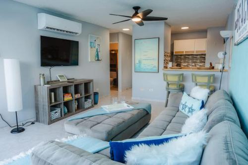 TV/trung tâm giải trí tại Marena Seaview Condo in Dos Marinas, Fajardo