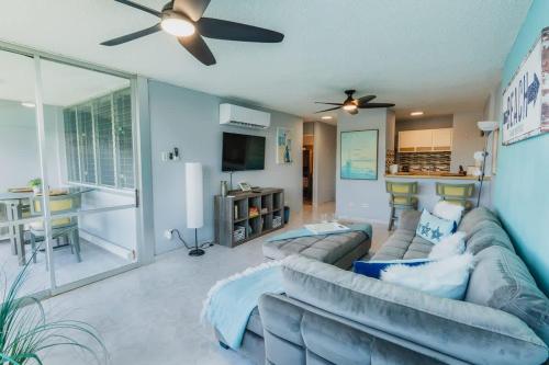 TV/trung tâm giải trí tại Marena Seaview Condo in Dos Marinas, Fajardo