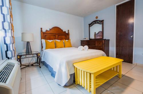 Postel nebo postele na pokoji v ubytování Coral 17 Costa Brava Condo, Pool, 5 Min from Beach