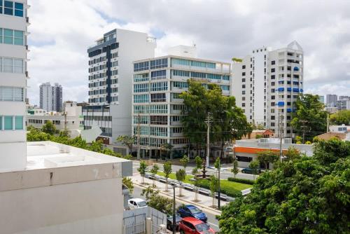 Blick auf eine Stadt mit hohen Gebäuden in der Unterkunft ÁMARE | Cozy Beach Studio | Generator | Condado in San Juan