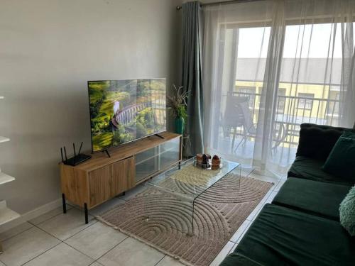 TV a/nebo společenská místnost v ubytování Zane's Haven, A home away from home