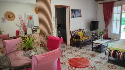 Μια τηλεόραση ή/και κέντρο ψυχαγωγίας στο Ti caze creole