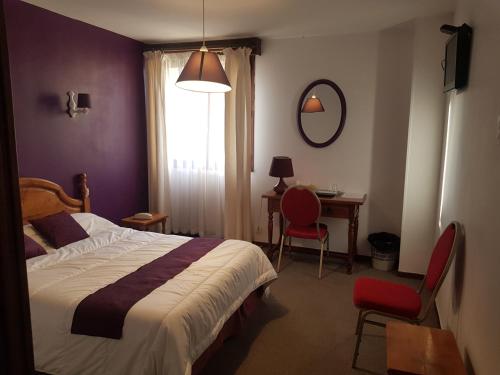 Ένα ή περισσότερα κρεβάτια σε δωμάτιο στο hôtel restaurant du cygne