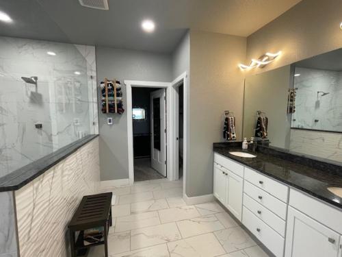 Ένα μπάνιο στο Modern Home, Breathtaking Views