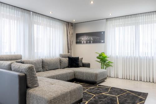 un soggiorno con un divano e un tavolo di Luxury Apartment Schwabach 2 a Schwabach