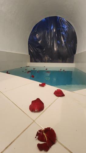 Casa Blanca - calm space for soul revival内部或周边的泳池