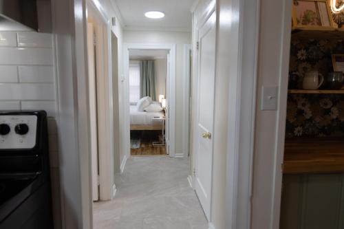 Kuchyň nebo kuchyňský kout v ubytování Downtown Delight King Beds Comfort & the Greenway!