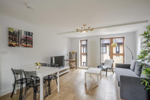 a living room with a table and a couch at Premium Apartment in Chelmsford City, Free WiFi & Free Parking - Dukes Apartment by Stays Accommodation - Long Stays Welcome in Chelmsford