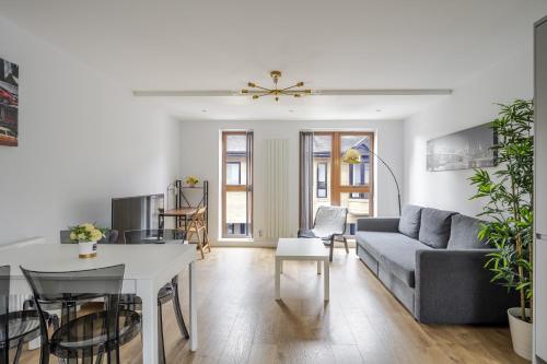 una sala de estar con un sofá y una mesa en Dukes Apartment by Stays Accommodation - Long Stays Welcome, en Chelmsford
